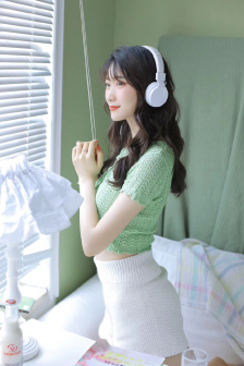 两个女孩子开车细写